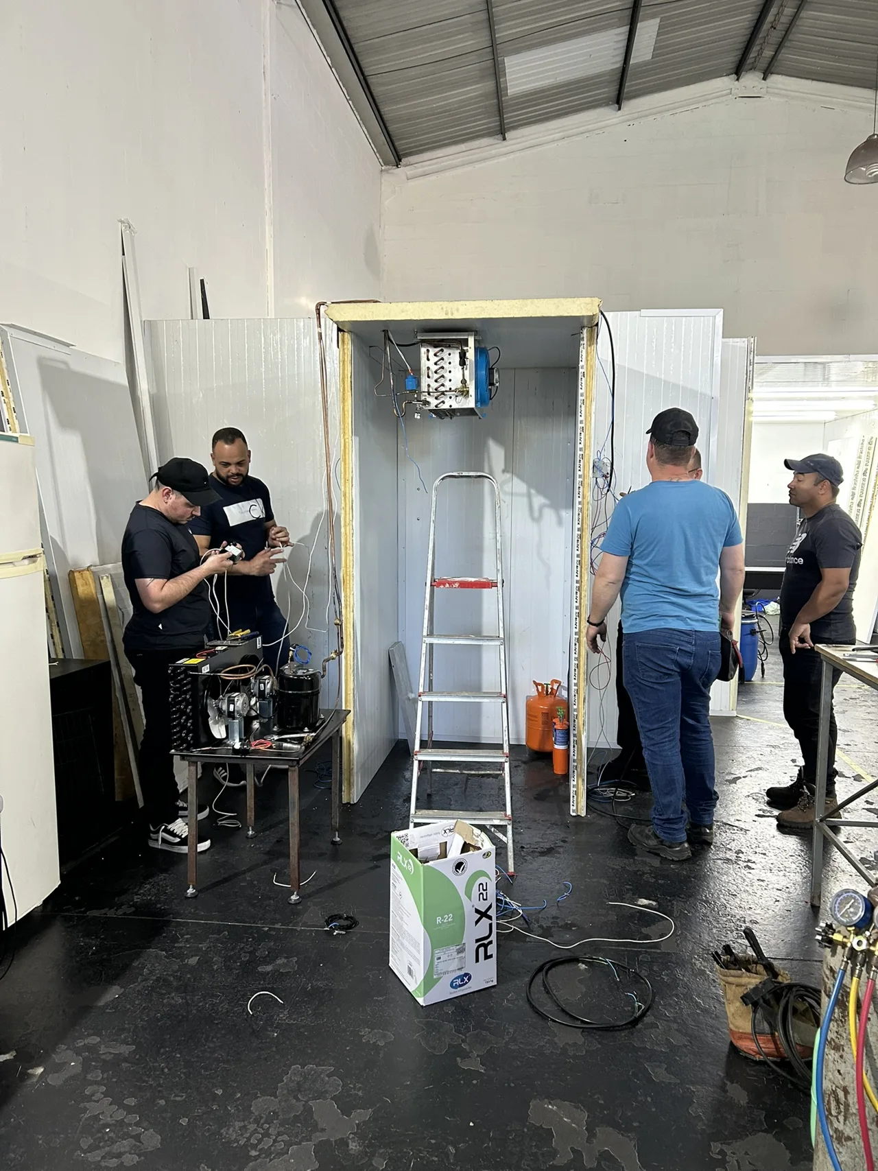Alunos em atividade prática de montagem de uma câmara fria nos laboratórios da EPR