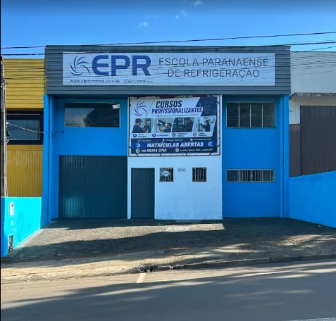 Fachada azul da Escola Paranaense de Refrigeração na Avenida Arthur Thomas, 1800, em Londrina